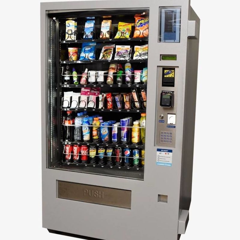 Μηχανή πώλησης ψυχρών ποτών 220V 50HZ με προσαρμοσμένο χρωματικό αυτοκόλλητο ζωγραφικής εντός της τάσης